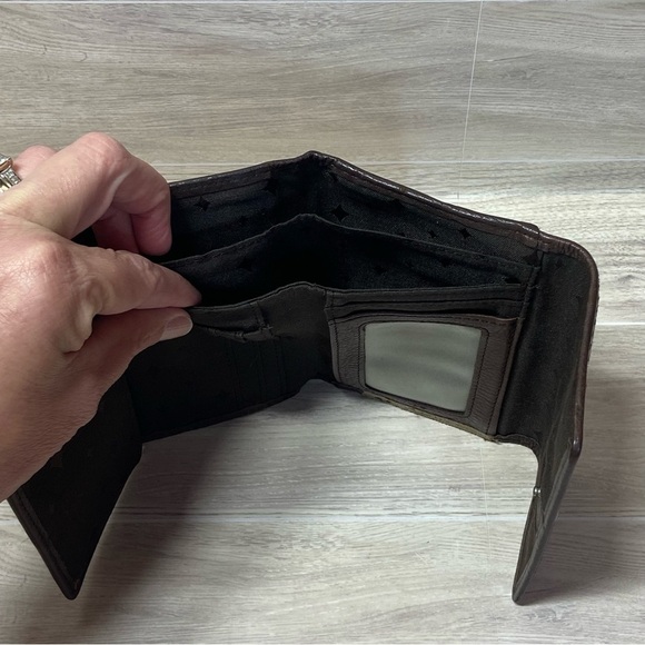 FOSSIL / Ladies Brown Leather and Tan Metallic Tri Fold Wallet - Picture 4 of 10